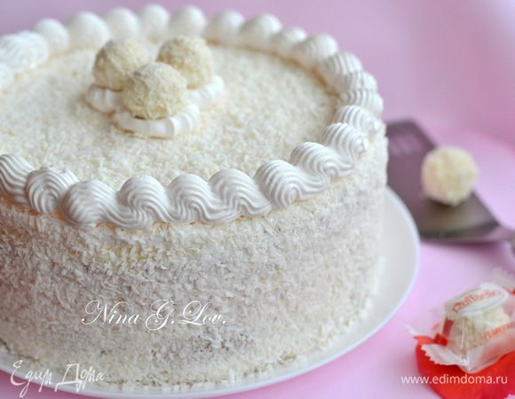 Уже на следующий день взбить кондитерские сливки, промазать ими торт, посыпать верх и бока кокосовой стружкой и украсить по желанию.