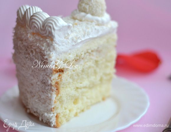 Единственное, при разрезе не видно слоев, к сожалению, но крема много и он есть)), так как крем по себе по цвету такой же как бисквит и все сливается практически  в одно целое, почему - я написала в описании, но это не так важно, когда пробуешь этот торт!! Настоящее наслаждение я вам гарантирую! Приятного аппетита!
