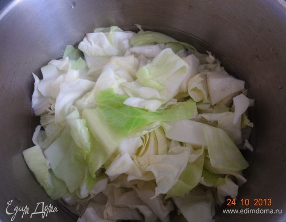Капусту нарезать таким способом, как вы больше любите (нашинковать либо порубить кусочками, вырезая толстые жилки), переложить в кастрюлю, залить кипятком и бланшировать 2- 3 минуты. Затем вынуть и переложить в холодную воду.
