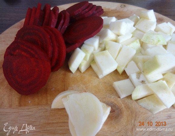 Овощи остальные очистить, свеклу порезать тонкими пластинками, сельдерей мелким кубиком.