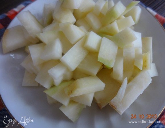 Сельдерей и зубчики чеснока переложить в небольшую кастрюльку, добавить соль (1 ч.л.), залить водой и довести до кипения, вынуть на тарелку, поставить остывать.