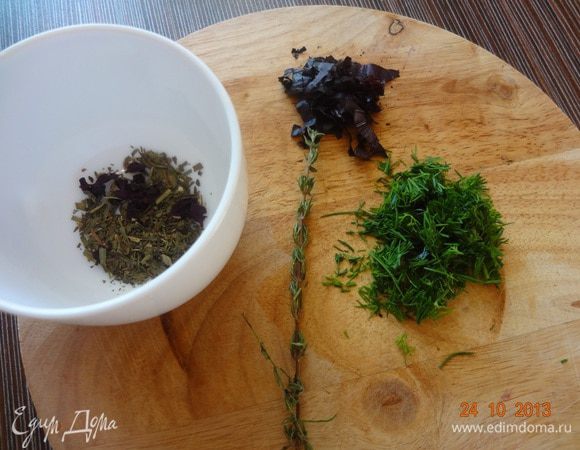 Теперь пряные травы, если будете использовать свежие, то их нужно мелко порубить и смешать. Я беру  по паре веточек свежего базилика, укропа, тимьяна и мяты, а эстрагон сушеный (1 ч.л.), чили перчик без семян пол стручка мелко изрубить и смешать с остальными пряностями.