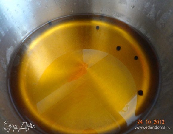 И последнее приготовление - маринад. В сотейник налить воду, довести до кипения, добавить соль, яблочный уксус и перец горошек, прокипятить 2-3 минуты, охладить.