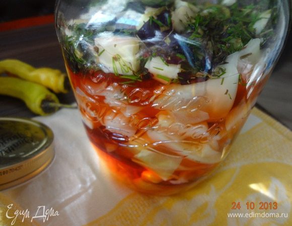 Подготовим посуду для маринования. Можно взять большую глубокую кастрюлю (удобнее закладывать овощи), либо стеклянную банку на 1,5, 2, 3 литра. Вымыть, простерилизовать в духовке минут 15 (180 С). Кастрюлю с крышкой также вымыть и обдать кипятком.
Теперь слоями уложить капусту, свеклу, сельдерей, чеснок, пряности, получиться 3-4 слоя, затем залить маринадом, чтобы полностью покрыл овощи, закрыть крышкой (банку можно пергаментом), оставить в теплом помещении на 2 дня, затем убрать в холодильник и там хранить.