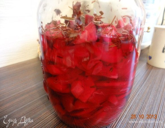 Через два дня капуста и овощи окрасятся свекольным соком и промаринуются. Нужно все тщательно перемешать. Подавать, сбрызнув растительным маслом к любому мясу или птице, свеклу можно убрать.