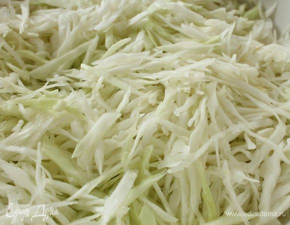 Капусту мелко нашинковать. Почистить лук и морковь, лук нарезать мелким кубиком, морковь натереть на крупной терке.