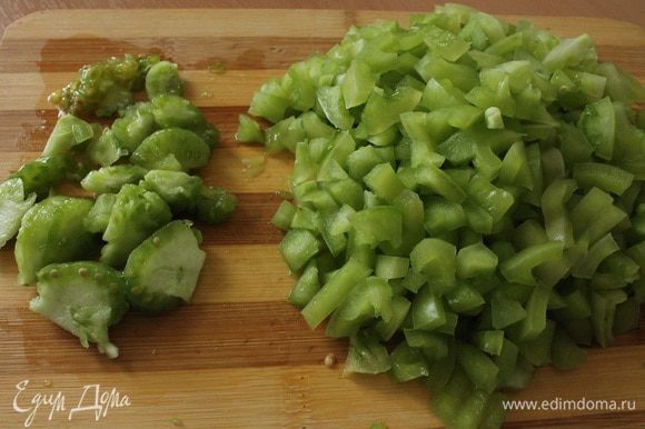 У зеленых томатов удалить семена и нарезать мелкой соломкой.