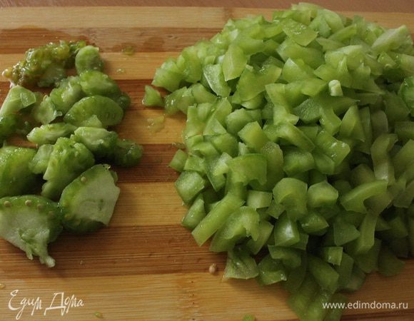 У зеленых томатов удалить семена и нарезать мелкой соломкой.