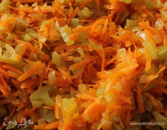 Нагреть сковороду с растительным маслом. На небольшом огне обжарить лук 2-3 минуты, затем добавить нарезанные томаты, помешивая обжаривать 10 минут (до испарения жидкости), добавить натертую морковь и обжаривать еще 10 минут. Остудить.