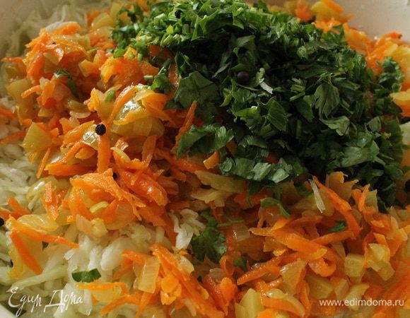 Нашинкованную капусту перетереть с солью до выделения сока, добавить обжаренные овощи, измельченную петрушку, мелко нарезанный острый перец, перец горошек, хорошо перемешать.
