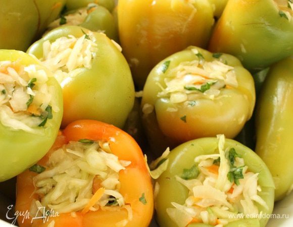 В кастрюле вскипятить воду и бланшировать подготовленный болгарский перец 2 минуты. Достать перец из кипятка и обдать холодной водой. Каждый перец плотно нафаршировать приготовленной овощной смесью.
