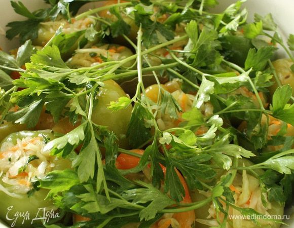 На дно посуды, в которой будет кваситься перец, выкладываем веточки петрушки, сухого укропа, лавровый листик, черный перец горошек. Затем нафаршированный перец. Процедить оставшийся от фарша сок и вылить к перцам. Сверху снова лавровый лист, веточки петрушки, накрываем крышкой или тарелкой и сверху ставим груз (полуторалитровая банка с водой). Оставить при комнатной температуре на 2-3 дня для квашения. Затем переложить перец в контейнер или банку и убрать в холодильник. Приятного вам аппетита!