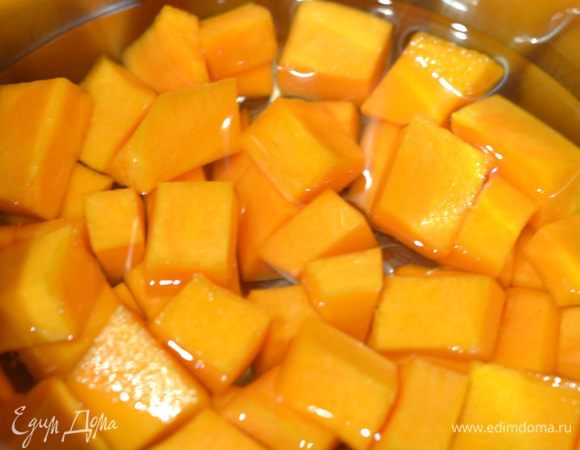 Тыкву очистить, нарезать мелкими кубиками, потушить в небольшом количестве воды до мягкости.