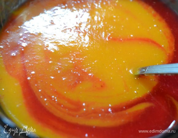 Тыквенное пюре и протертую калину смешать, нагреть до кипения и всыпать сахарный песок, непрерывно помешивая. Кипятить на медленном огне около  часа.