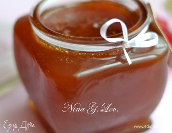 Готовый джем горячим разлить в стерильные стеклянные баночки и закрыть крышками без закатывания. Приятного!