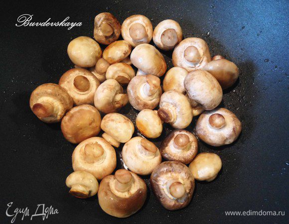 Разогреть в сковороде оливковое масло и обжарить в нем грибы 3 минуты. Добавить смесь наших специй, уксус и воду. Перемешать и после закипания накрыть крышкой. Через 5-7 минут снять  сплиты и выложить в стерилизованную банку (или банки). Охладить. ENJOY !