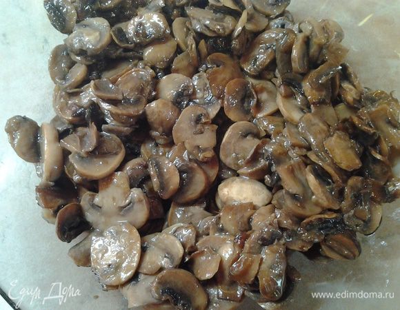 Обжарить лук. 