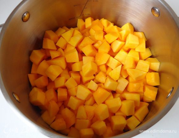 Нарезать кубиком, примерно со стороной в 1,5 см. Сложить в кастрюлю.
