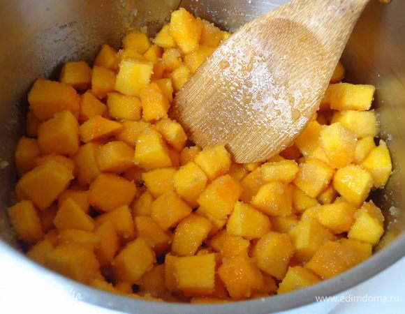 Перемешать. Оставить до растворения сахара. 
