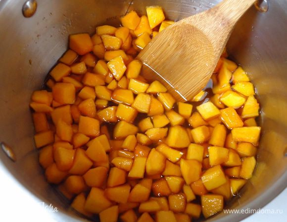 Тыква пустит сок. После поставить на плиту. Дать закипеть. Кипятить одну минуту.