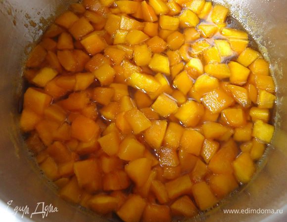 Снять с огня, полностью остудить. Таким же образом проварить ещё раз. Остудить.
