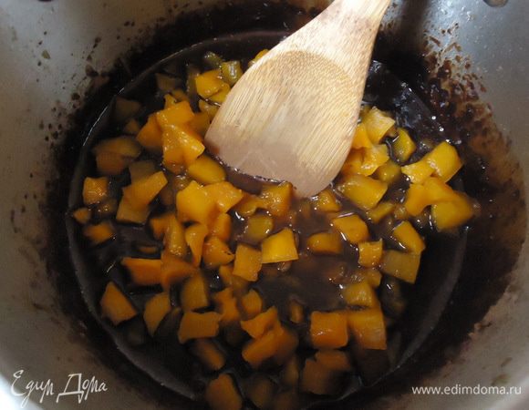 Соединить тыкву и мятно - шоколадный сироп. Поставить на огонь, довести до кипения. Огонь убавить и варить в течение 15 - 20 минут на медленном огне, постоянно помешивая деревянной лопаткой. 