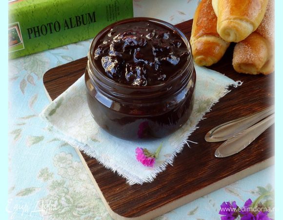 Готовое варенье переложить в стерильную посуду, герметично закрыть. Хранить в холоде 2-3 месяца. Ну, если вы, конечно, выдержите и не съедите это вкуснейшее вареньице ;-)
Приятного!!	
