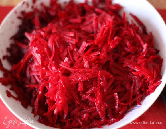 Для приготовления свекольного сока, входящего в состав маринада, 300 г свеклы натираем на терке, добавляем 20 мл воды,и отжимаем через марлю или сито. 