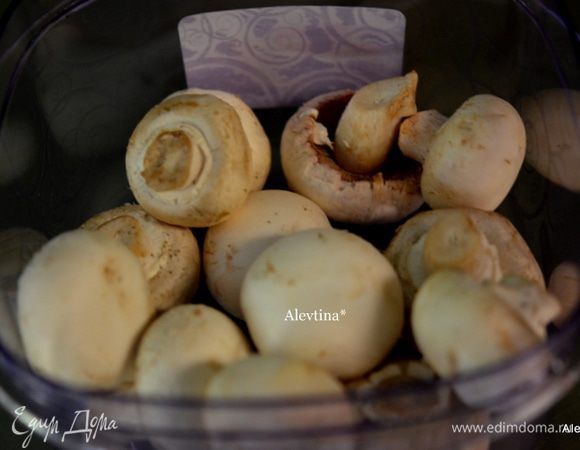 Грибы помыть, осторожно снять кожицу с шляпки по желанию.
