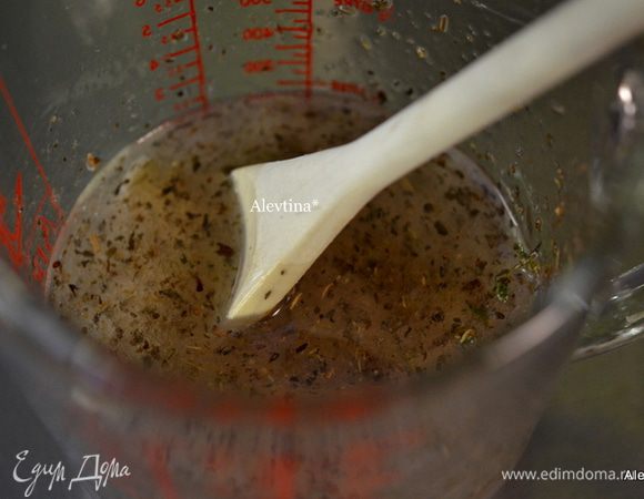 Приготовим в емкости смешав оливковое масло, воду, лимон. сок, уксус, орегано и базилик, соль и перец.