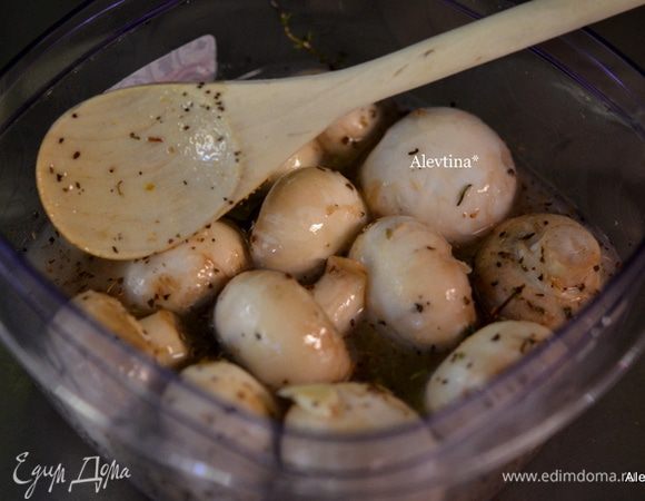 Выложим шампиньоны в контейнер и выльем поверх грибов. Поставим в холодильник на сутки.