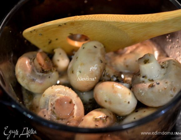 Грибы после ночи выложим в кастрюлю, поставим на огонь, доведем до кипения и варим 5 мин.