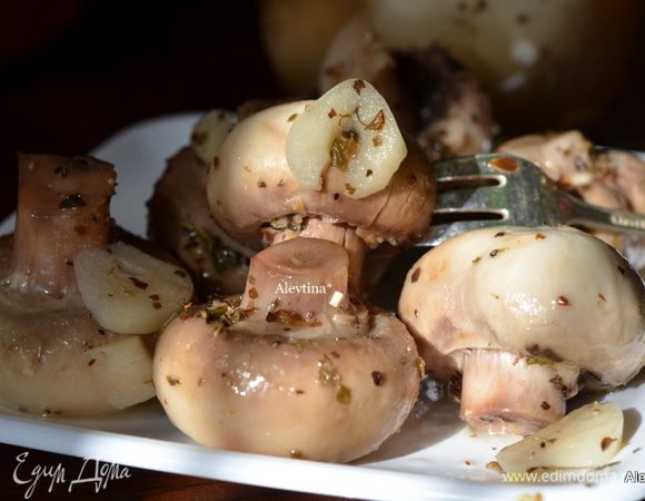 Готовые грибы храним в холодильнике до недели, дать постоять при комнатной тем-ре или подаем в виде закуски сразу.