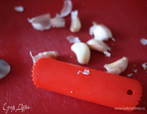 Чеснок делим на дольки и чистим. Мне в этом очень помог вот такой силиконовый коврик, специально для этого предназначенный. А его я получила в подарок от сайта Едим Дома (вместе с остальными нужными штучками))))За что Огромное Спасибо!!