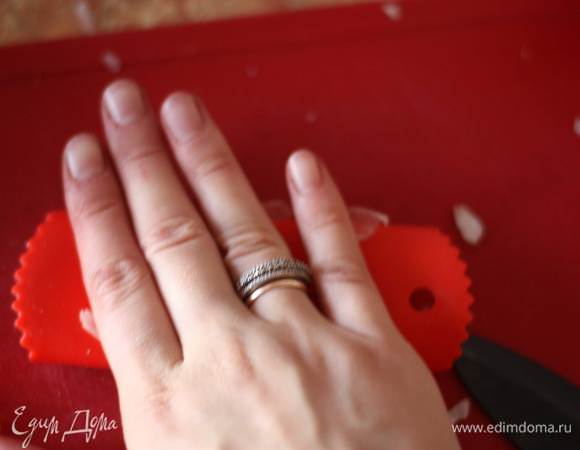 Кладем в коврик дольки, катаем его и вуаля...дольки уже без шелухи!