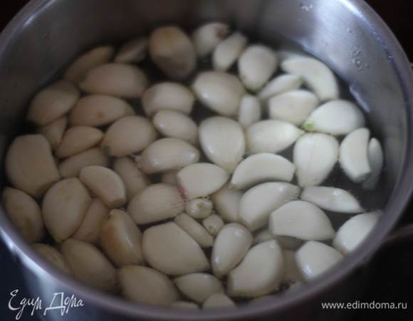 Подготовленный чеснок бланшируем в кипятке 2-3 мин, и сразу охлаждаем в холодной воде. 