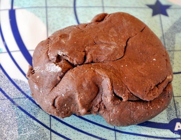 Холодное масло натереть на крупной терке и смешать с сахарной пудрой, яйцом, мукой, разрыхлителем, солью и какао. Хорошо вымесить тесто до однородности. Завернуть в пищевую пленку и убрать в холодильник на 2 часа. У меня тесто стояло ночь. 