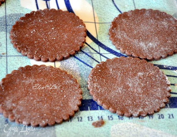 Охлажденное тесто достать из холодильника и раскатать толщиной около 5 мм. С помощью выемки вырезать круги. Примерно 10 см в диаметре. Их должно быть четное количество.