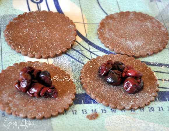 В середину одного кружка положить хорошо отжатую вишню (штучек 5-6)