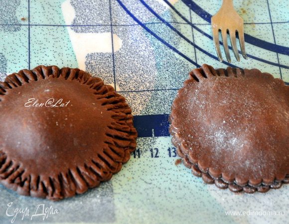 Накрыть вторым кружком, защипать хорошо края, с помощью вилки. 