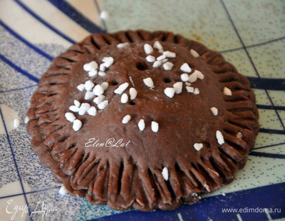 Сверху печенье обильно посыпать сахаром. И сделать сверху шпажкой несколько дырочек. Чтобы лишняя влага выходила.