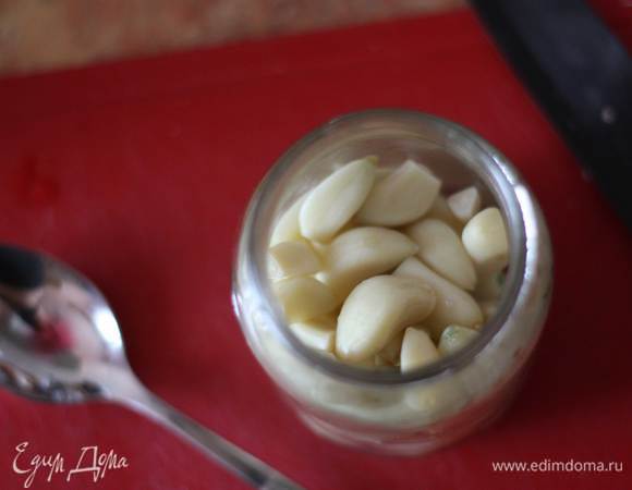 Стерилизуем банку и крышку (либо в духовке,либо в СВЧ). Кладем в нее чеснок.