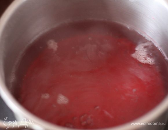 Готовим маринад, смешиваем все ингредиенты и доводим до кипения, но не кипятим.