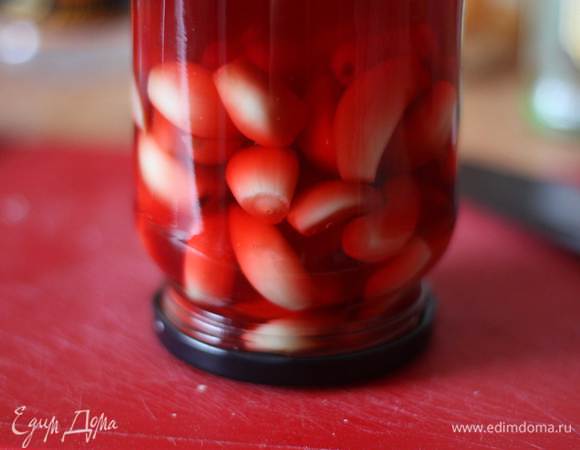 Заливаем чеснок горячим маринадом, закрываем крышкой и переворачиваем банку. Храним в холодильнике. Рекомендуется дать постоять неделю. Я ела на 2 день, очень хорош!!!
