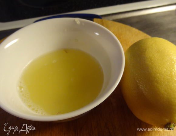 Выжать сок из одного лимона.