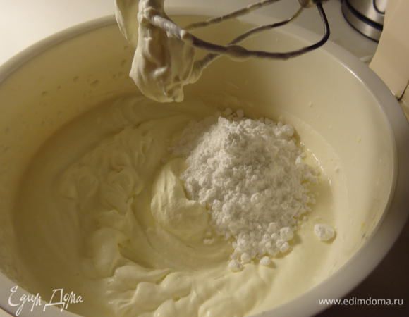 Взбить сливки и к ним постепенно добавить сахарную пудру.