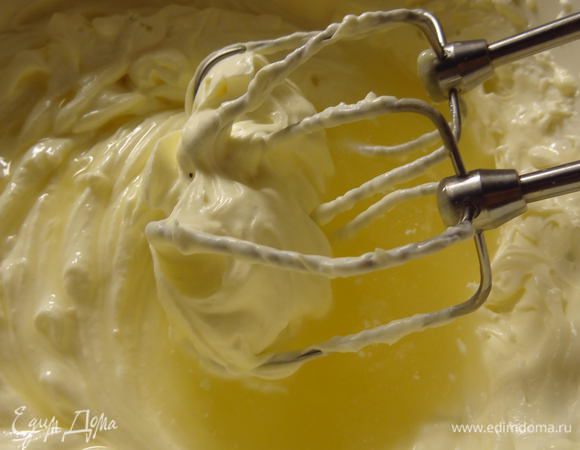 и процеженный через сито сок лимона. Попробовать на сладко/кисло. Мне было кисловато и я добавила еще немного сахарной пудры.