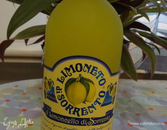 В конце добавить ликер. У меня вот такой, как на фото. Все еще раз взбить.
Разложить по креманкам и поставить охлаждаться в холодильник. 
Через час-два вы можете наслаждаться изумительным лимончелло-муссом.