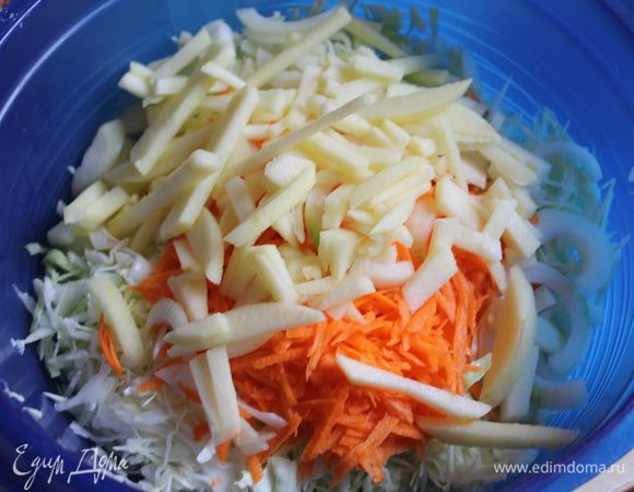 Яблоко нарежьте тонкой соломкой.