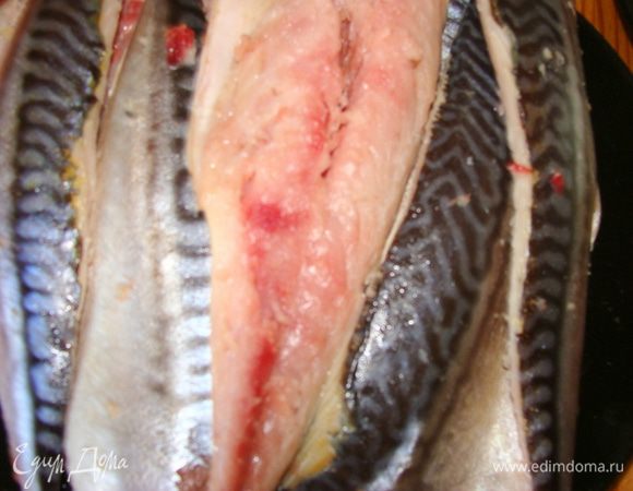 Скумбрию очистить от кожи и отделить от костей.